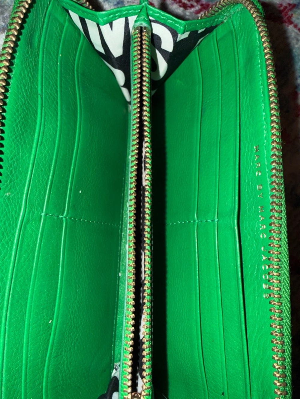 Marc By Marc Jacobs Green Leather Zip Wallet with Gold Plaque - Picture 3 of 4